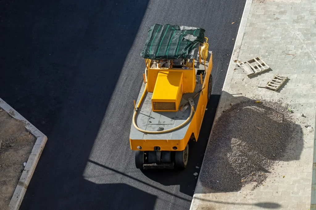 Roller compresioning asphalt